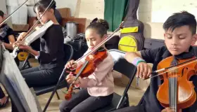 Alejan de la calle a jóvenes; aprenden música y habilidades