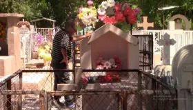 Visitan panteones por el Día de las Madres