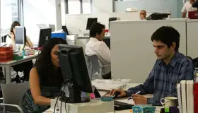 Pasar más de 7 horas sentados aumenta riesgo de obesidad: estudio