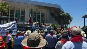 Mantienen bloqueo productores de trigo y maíz en Ciudad Obregón