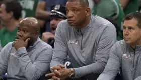 Sixers despiden a Rivers