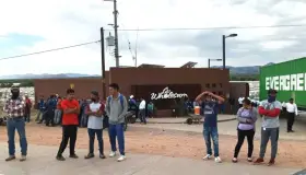 Cierran carretera trabajadores en Ímuris