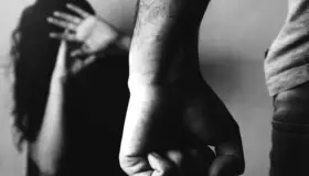 Denuncia mujer a pareja por golpearla en el rostro