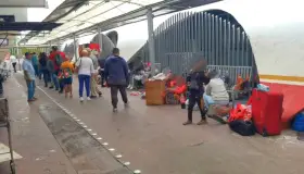 Hacen migrantes su residencia temporal garitas en frontera