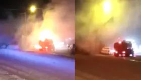 Explota vehículo en la vía pública; se desconocen las causas