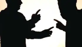 Golpean vecinos a pareja, todo porque instalaron un contenedor de basura