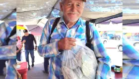 Ofrece don Manuel hierbas de curación