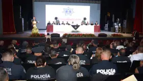 Entregan certificados de preparatoria a policías
