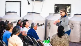 Entregan tinacos a 45 familias nogalenses