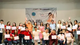 Reconoce Alcalde a estudiantes en su día