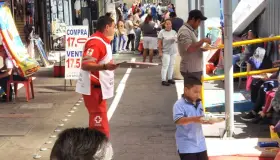 Continúan familias de migrantes a la espera de ingresar a EU