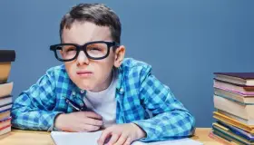 Avisan de problemas visuales en niños por aparatos electrónicos