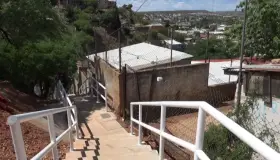 Favorecen movilidad con escalinata y andador