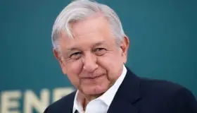 Confirma AMLO que recibe pensión de adulto mayor
