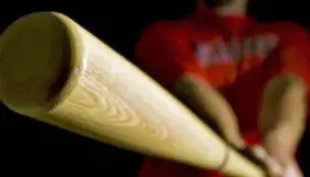 Entran a su domicilio y lo golpean con bates de madera