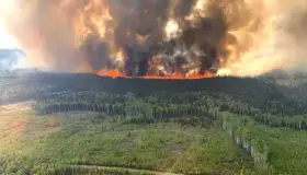 Desplaza incendios en Canadá a más de 16 mil personas