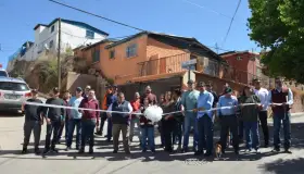 Entrega Alcalde pavimentación en calle Gabriel Corella