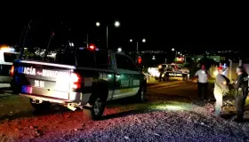 Detienen a menor por conducir ebrio y chocar contra un poste