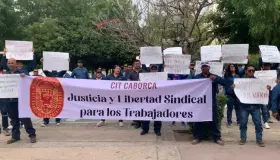 Realizan manifestación mineros de ‘La Herradura’ en palacio de gobierno