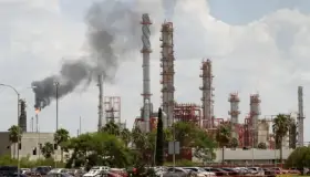 Pemex produce más combustóleo barato