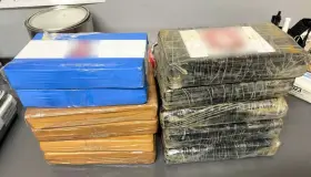 Detenido con droga y 14 migrantes