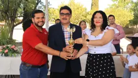 Entrega Alcalde trofeo al coro ganador del Himno Nacional