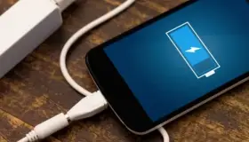 Recibe descarga eléctrica y muere; usaba el celular mientras cargaba