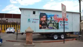 Cumplen a migrantes, les llevan la regadera móvil