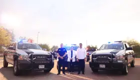 Recibe Alcalde tres patrullas de manos del Gobernador