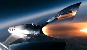 Lanza Virgin Galactic primer vuelo comercial al espacio