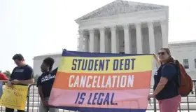 “Destruye” Corte Suprema de EU plan de Biden para condonar préstamos estudiantiles