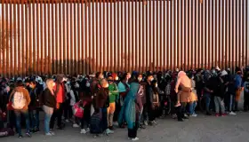 Podría EU proponer plan migratorio para asilo vía remota desde México