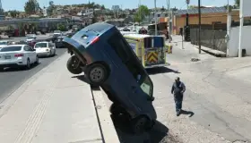 Sale del camino van al invadirle auto sedán carril en el periférico