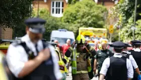 Choca auto contra escuela en Londres y mata a una niña