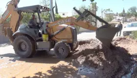 Atienden fuga de agua en la Monasterios