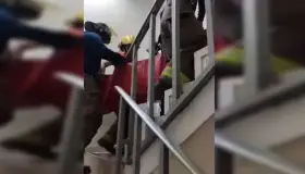 Falla elevador en ISSSTE Sonora; suben a paciente por escalera