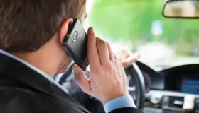 Atropellan a despachador de combustible; conductor iba en su celular