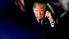 Citan a defensa legal de Trump en tribunales por documentos clasificados