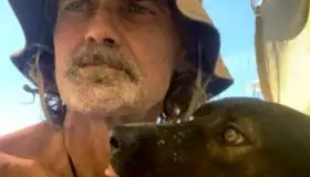 Rescata buque mexicano a náufrago australiano junto a su perrita “Bella”