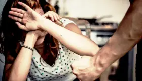 Sufre mujer agresión de parte de su pareja