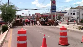 Cierran vialidades en carretera por obras