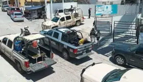 Persiguen a sujeto tras escapar de autoridades