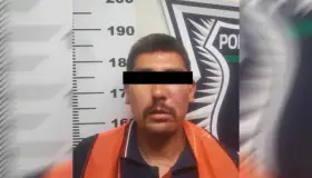Agrede a su pareja y policía