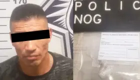 Se pasa semáforo en rojo, lo detienen y le encuentran droga