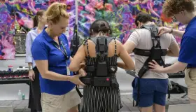 Personas sordas podrán sentir la música con chalecos vibradores