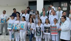 Médicos anestesiólogos protestan frente al Congreso del Estado