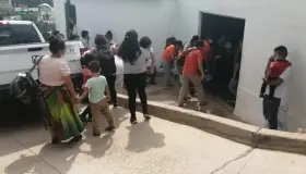 Escapa mujer migrante de extorsionadores