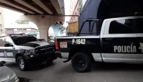 Cierran el paso a mujer para robarle