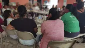 Instruyen a mujeres migrantes con taller de emprendimiento