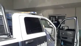 Lo suben a auto y lo golpean